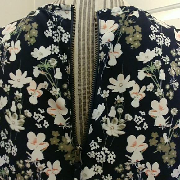 DeCollection Floral Blouse - Picture 3 of 5